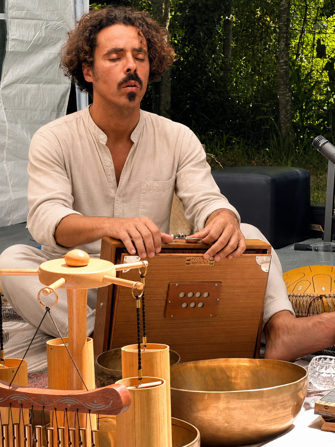 Vitor entre taças tibetanas, gongos e instrumentos de sound healing